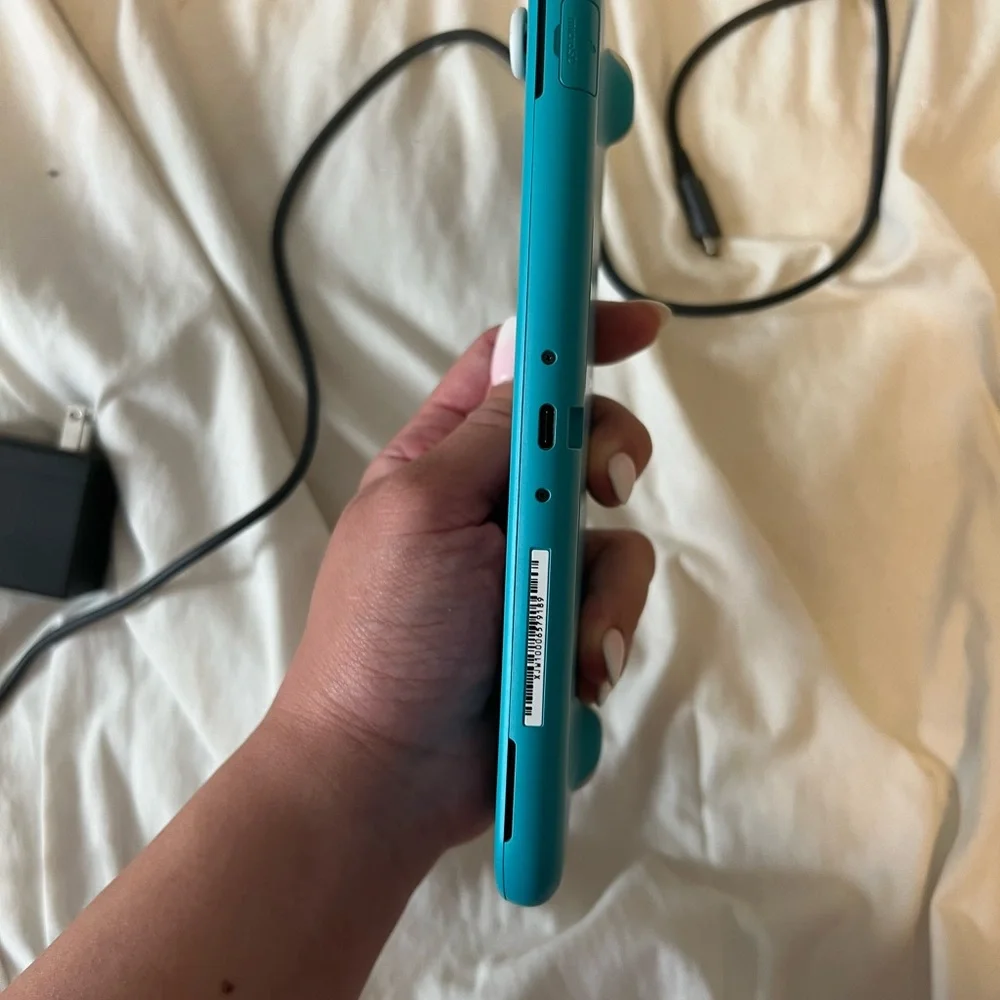 Nintendo Switch Lite + Animal Crossing - Picture 6 of 6